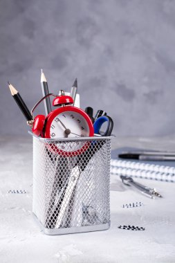 Minimalist okul veya office çalışma alanı ile beton zemin üzerine gri ileti örneği. Eğitim kavramı. Okula dönüş.