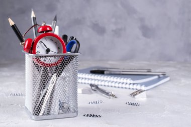 Minimalist okul veya office çalışma alanı ile beton zemin üzerine gri ileti örneği. Eğitim kavramı. Okula dönüş.