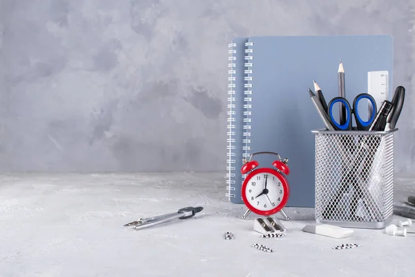 Kavramı ofis veya eğitim veya gri beton zemin üzerine okula geri