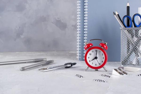 Okula dönüş. Öğeleri bir gri beton tabloda Okulu, kırmızı alarm Clock