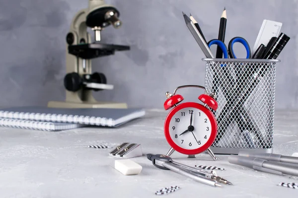 Minimalist okul veya office çalışma alanı ile beton zemin üzerine gri ileti örneği. Eğitim kavramı. Okula dönüş.