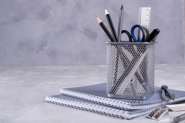 Minimalist okul veya office çalışma alanı ile beton zemin üzerine gri ileti örneği. Eğitim kavramı. 