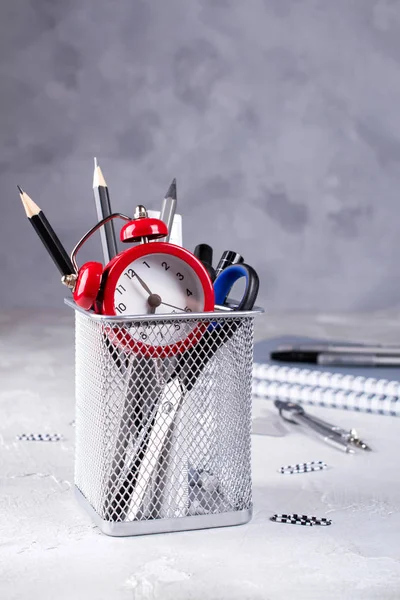 Minimalist okul veya office çalışma alanı ile beton zemin üzerine gri ileti örneği. Eğitim kavramı. Okula dönüş.