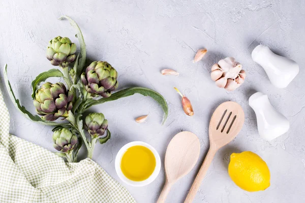 Groene Rijpe Rauwe Artisjokken Hoofden Klaar Koken Artisjokken Ingrediënten Knoflook — Stockfoto