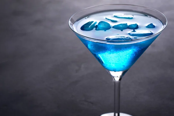 Cóctel Frío Azul Vaso Martini Con Hielo Gotas Rocío Sobre — Foto de Stock