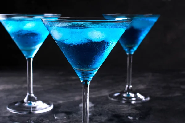 Tres Vasos Cóctel Martini Frío Azul Con Hielo Gotas Rocío — Foto de Stock