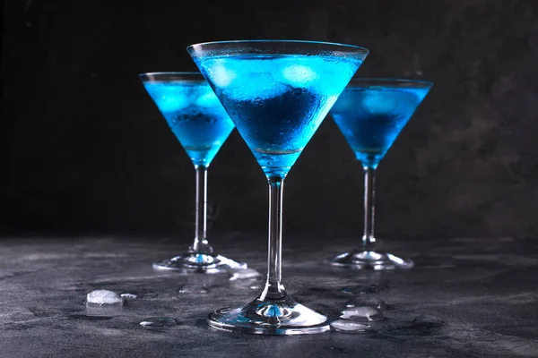 Blauer Kalter Cocktail Martini Glas Mit Eis Und Klaren Tautropfen — Stockfoto
