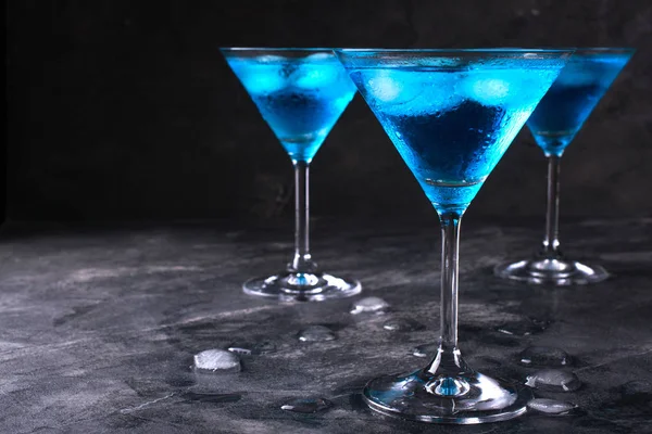 Cóctel Frío Azul Vaso Martini Con Hielo Gotas Rocío Sobre — Foto de Stock