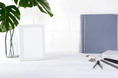 Minimalist okul veya office çalışma alanı ile beyaz arka planda gri ileti örneği. Eğitim kavramı. Okula dönüş.