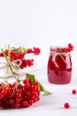 Lezzetli kartopu reçel beyaz tablo taze çilek ile.