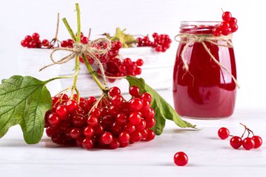 Lezzetli kartopu reçel beyaz tablo taze çilek ile.