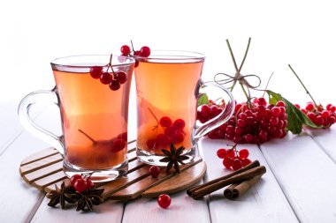 Cam bardak taze kartopu çilek ve tarçın ile kartopu ile baharatlı sıcak içecek, anason beyaz mutfak masası üzerinde yıldız..  