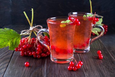 Cam bardak taze çiğ kartopu meyveleri koyu mutfak masasında ile vitamini sağlıklı kartopu berry sıcak içecek. 