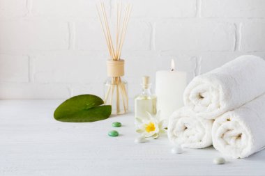 Vücut bakımı, spa ve beyaz zemin üzerine hijyen ürünleri