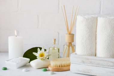 Öğeleri, vücut yağı, sabun, mumlar, eflatun çiçekli havlu bakım Spa ayarı ve sağlık