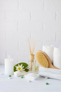 Kaplıca tedavisi - havlu aromatik sabun, banyo tuzu ve yağ ve masaj ve banyo aksesuarları.