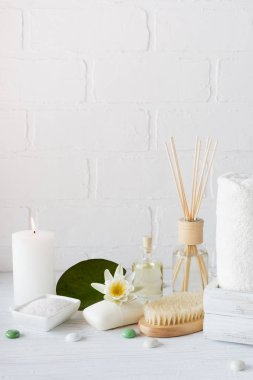 Öğeleri, vücut yağı, sabun, mumlar, eflatun çiçekli havlu bakım Spa ayarı ve sağlık