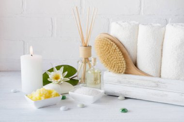 Kaplıca tedavisi - havlu aromatik sabun, banyo tuzu ve yağ ve masaj ve banyo aksesuarları.