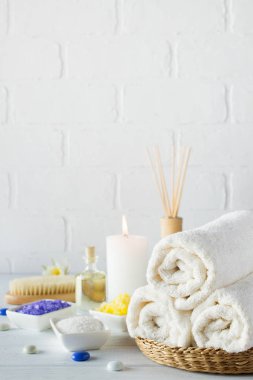 Vücut Bakımı peeling için ayarlayın. Havlu, beyaz zambak, deniz tuzu, banyo yağı, vücut scrub şeker, fırça ve mum Masaj