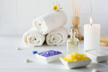 Spa natürmort havlu, beyaz zambak, deniz tuzu, banyo yağı, şeker vücut fırçalayın, Masaj fırça ve mum 
