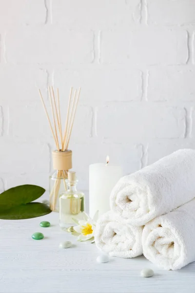 Vücut bakımı, spa ve beyaz zemin üzerine hijyen ürünleri