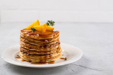 Portakal ve serpilir karamel şurup ile krep yığını