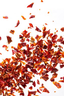 Ezilmiş kuru kırmızı pul biber, beyaz arka plan üzerinde kazık, görünümü top, yakın çekim