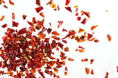 Ezilmiş kuru kırmızı pul biber, beyaz arka plan üzerinde kazık, görünümü top, yakın çekim