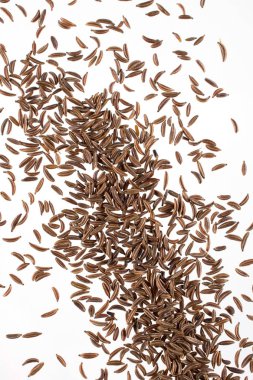 Beyaz arka plan üzerinde izole kimyon veya Kimyon tohumları. Üstten görünüm