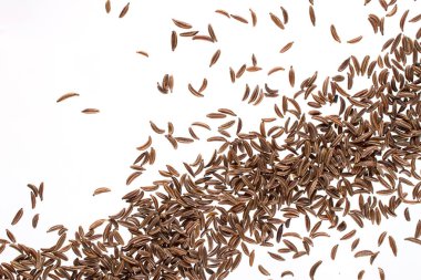 Beyaz arka plan üzerinde izole kimyon veya Kimyon tohumları. Üstten görünüm