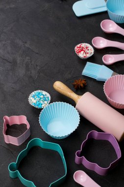 Yemek zamanı geldi. Pişirme araçları kara günü. Tarifi kitap arka plan kavramı.