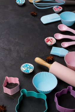 Yemek zamanı geldi. Pişirme araçları kara günü. Tarifi kitap arka plan kavramı.