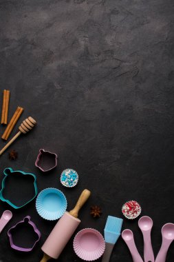 Fırın ve mutfak aletleri. Mockup koyu arka plan üzerinde tarifi için düz yatıyordu üstten görünüm.