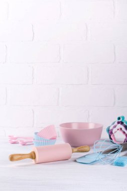 Arka plan mutfak aletleri ile pişirme: Beyaz ahşap zemin üzerinde oklava, tahta kaşıklar, çırpma teli, elek, tasarlayacağım ve şekil çerez kesici.