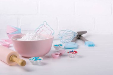 Yemek zamanı geldi. Beyaz fırın araçlarda. Tarifi kitap arka plan kavramı.