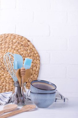 Basit ev mutfak natürmort. Porselen yemekleri kümesi. Mutfak malzemesi