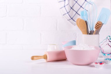 Fırın kapları. Beyaz ahşap zemin üzerinde pişirme için mutfak aletleri.