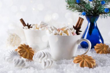 Kış frost ve Noel çikolata baharat içecek beyaz fincan kurabiye ile arka plan bulanık