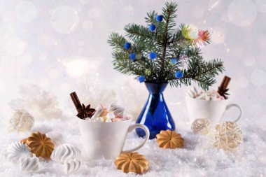 Tatil fincan kakao hatmi ile ya da kahve baharat ve ev kurabiye. Noel arka plan. 