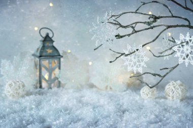 Kar yağışı ve sihirli ışıkları ile soğuk kış harikalar diyarı. Noel selamlar kavramı