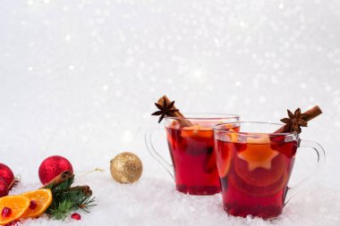 Noel mulled şarap ve malzemeler. Arka plan üzerinde beyaz kar ile boşaltmak