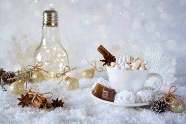 Kış frost ve Noel çikolata baharat içecek tatlılar beyaz CUPS ile arka plan bulanık