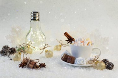 Kış frost ve Noel çikolata baharat içecek tatlılar beyaz CUPS ile arka plan bulanık