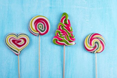 Renkli yeni yıl veya Noel candy bir top. Lolipop arka plan. En az stili