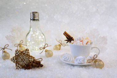 Bir fincan sıcak çikolata hatmi ile ya da kar zemin üzerine tarçın ve tatlı kurabiye kahve