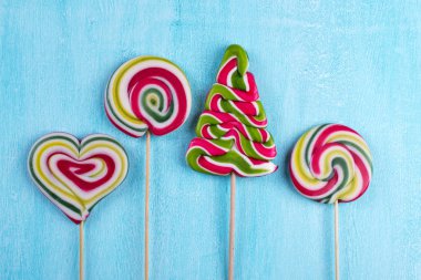 Renkli yeni yıl veya Noel candy bir top. Lolipop arka plan. En az stili