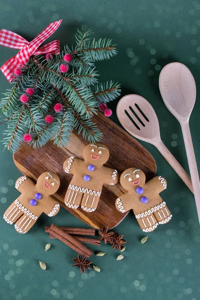 Natal Fermento Férias Biscoitos Gengibre Com Decoração Fundo Verde — Fotografia de Stock