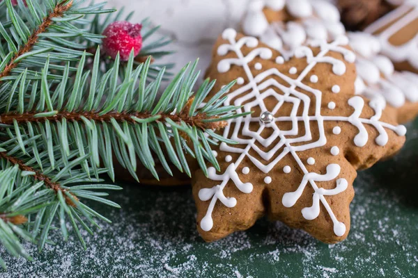 Bolinhos Natal Caseiros Com Decoração Fundo Verde — Fotografia de Stock