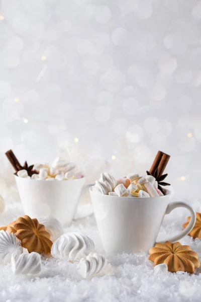 Verschwommener Hintergrund Von Winterfrost Und Weihnachtsschokolade Gewürzgetränk Mit Keksen Weißen — Stockfoto
