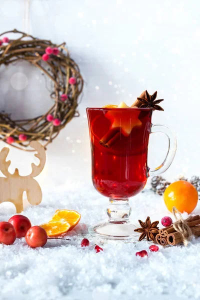 Boże Narodzenie Grzane Wino Pomarańczy Przyprawy Tle Białego Śniegu — Zdjęcie stockowe